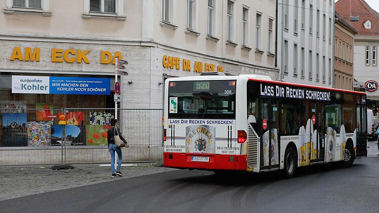 Gelenkbusse beanspruchen die komplette Fahrbahn beim Einbiegen in den ZOB.  Foto: Matthias Hoch