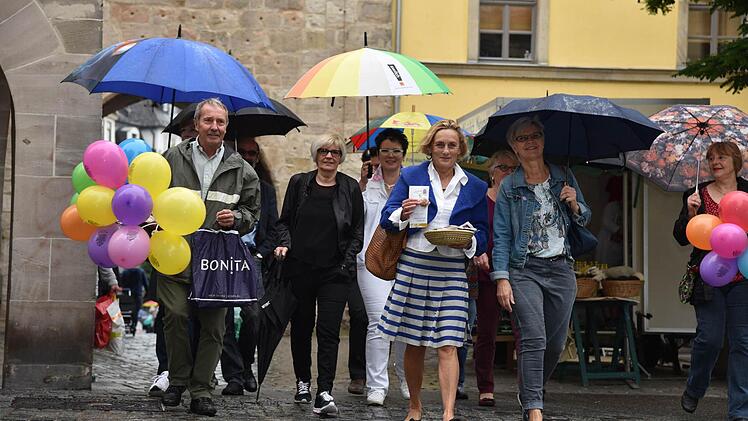 Die Altstadtfreunde laden zu einem Spaziergang durch den Steinweg ein, zur Sprache kommen die Probleme der Anwohner und Geschäftsleute. Foto: Gabi Arnold
