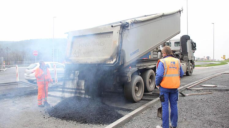Dann wird ein bisschen Asphalt abgekippt ... Foto: Friedwald Schedel