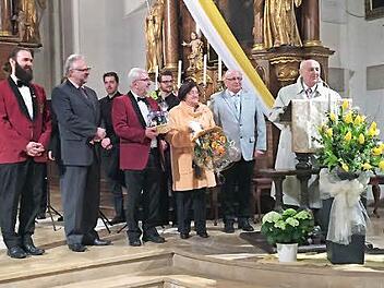 Richard Oswald (r.) bedankt sich für die warmen Worte.  Foto: P. Malbrich