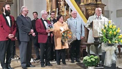 Richard Oswald (r.) bedankt sich für die warmen Worte.  Foto: P. Malbrich