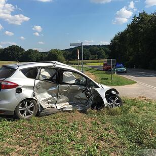 Beim Abbiegen Verkehr übersehen - Zwei Verletzte bei Zusammenstoß