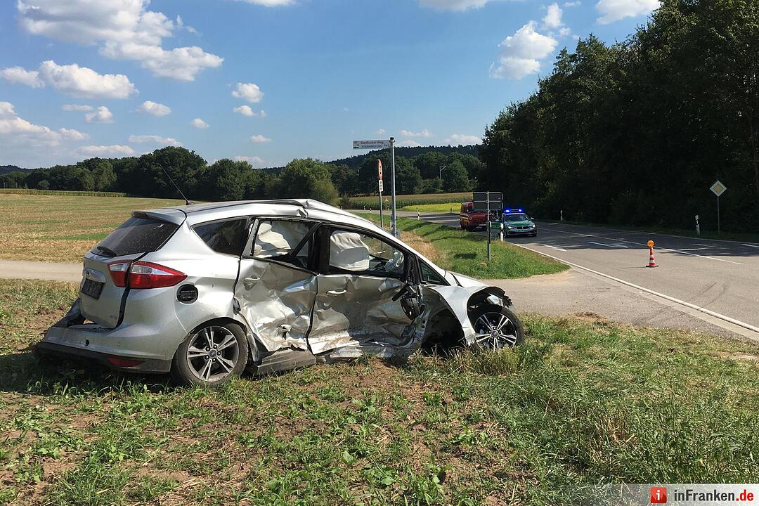 Beim Abbiegen Verkehr übersehen - Zwei Verletzte bei Zusammenstoß