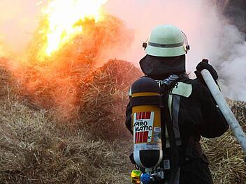 Schon der Funke einer Rakete kann trockene Heuballen entflammen wie hier bei einem Brand in Marloffstein.  Foto: News5/Herse
