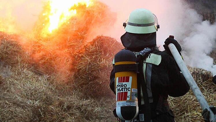 Schon der Funke einer Rakete kann trockene Heuballen entflammen wie hier bei einem Brand in Marloffstein.  Foto: News5/Herse
