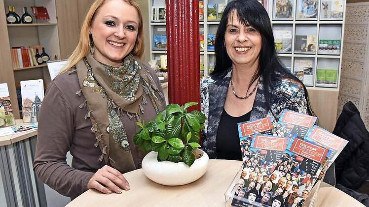 Anna Anania von der Tourist-Information und Petra Zirkler vom Kulturamt Haßfurt (von links) arbeiten Hand in Hand. Mit den beiden Mitarbeite-rinnen Inge Appel und Eva-Maria Schwach, die vor allem in der Tourist-Info tätig sind, bilden sie ein gut funktionierendes Team.  Foto: Ulrike Langer