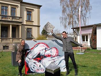 Malerin Romana Kochanowski und Schmuckdesigner Malte Meinck mit eigenen Kunstwerken vor Meincks neuem Atelierhaus in der Promenadestraße 4.  Foto: Sigismund v. Dobschütz