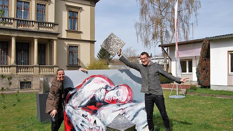 Malerin Romana Kochanowski und Schmuckdesigner Malte Meinck mit eigenen Kunstwerken vor Meincks neuem Atelierhaus in der Promenadestraße 4.  Foto: Sigismund v. Dobschütz