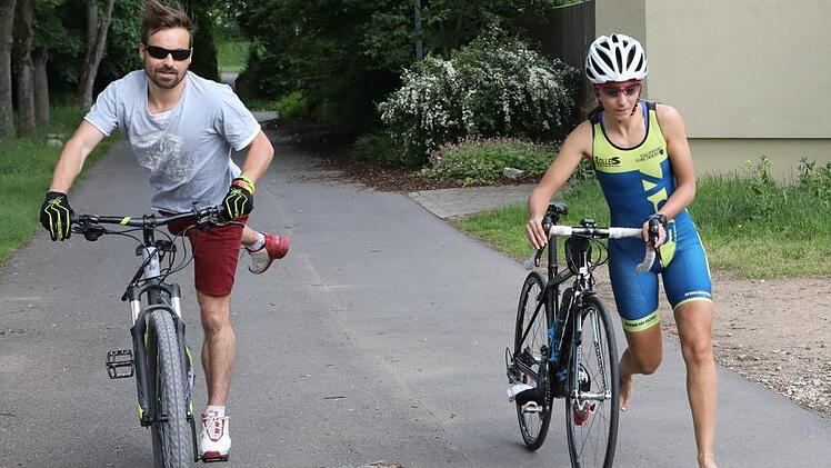 Auch beim Absteigen sollten die Triathleten keine Zeit verlieren.