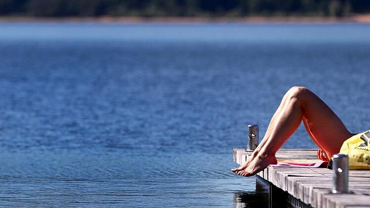 Der Hochsommer kehrt zur&uuml;ck - wie hier am Brombachsee in Mittellfranken. Foto: Daniel Karmann, dpa