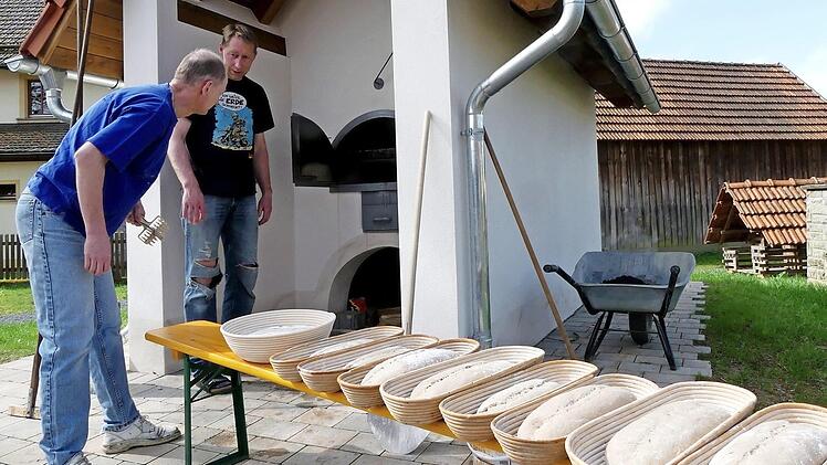 Christian Potzel (hinten) signalisiert Reinhold Schwab, dass er seine vorbereiteten Brot-Rohlinge in den neuen Lindauer Backofen "einschießen" kann. Foto: Dieter Hübner