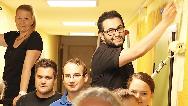 Die Mitarbeiter der Firma Ros malerten im Kinder- und Jugendzentrum Wüstenahorn. Außerdem hatte Geschäftsführer Steffen Tetzlaff einen symbolischen Scheck über 600 Euro dabei. Sozialpädagoge Gerhard Heinzl (vorne, Mitte) freut sich über beides. Foto: Wolfgang Desombre