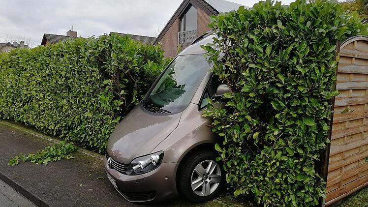 Mit ihrem Auto ist die ältere Dame nahezu ungebremst in die Hecke ihres Nachbarn gefahren. Foto: Feuerwehr Ahlen