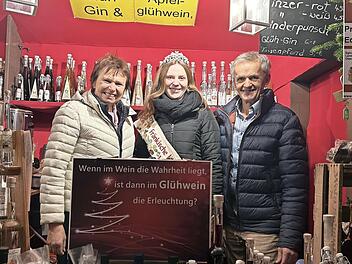 Mit vielen Produkten aus der Fränkischen Schweiz präsentiert sich der Landkreis Forchheim auf dem Christkindlesmarkt (von links): Rositta Erlwein (Brennerei Preuschens Hundsboden), Kirschenkönigin Lena I. und Ludwig Erlwein.