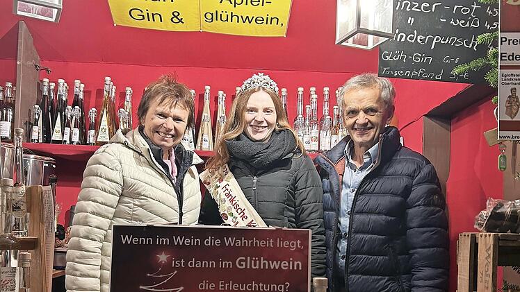 Mit vielen Produkten aus der Fränkischen Schweiz präsentiert sich der Landkreis Forchheim auf dem Christkindlesmarkt (von links): Rositta Erlwein (Brennerei Preuschens Hundsboden), Kirschenkönigin Lena I. und Ludwig Erlwein.
