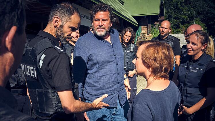 Der Einsatzleiter (Hadi Khanjanpour, links) teilt die Teams für die Fahndung ein. Auch Friedemann Berg (Hans-Jochen Wagner) und Franziska Tobler (Eva Löbau) beteiligen sich an der Suche nach dem flüchtigen Paar im Wald.
