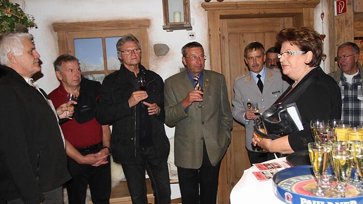 Landtagspräsidentin Barbara Stamm im Gespräch mit Ehemaligen.