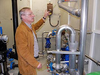 In den vergangenen Monaten wurde der Hochbehälter an der Mehrzweckhalle  umgerüstet. Jetzt speichert er nur noch Wasser für die Sportplätze und für den Feuerschutz. Bürgermeister Gotthard Schlereth inspiziert die neuen Trinkwasserleitungen.    Foto: Günther Straub