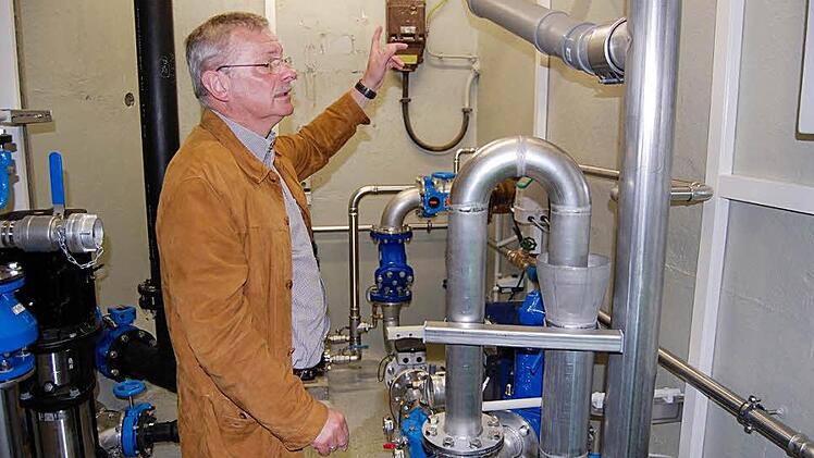 In den vergangenen Monaten wurde der Hochbehälter an der Mehrzweckhalle  umgerüstet. Jetzt speichert er nur noch Wasser für die Sportplätze und für den Feuerschutz. Bürgermeister Gotthard Schlereth inspiziert die neuen Trinkwasserleitungen.    Foto: Günther Straub