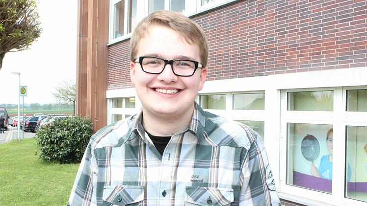 Maximilian Dietz: "Unsere Schule, das Burgkunstadter Gymnasium, macht auch mit. Vor ein paar Tagen haben wir erfahren, dass es jetzt losgeht. Nächste Woche machen wir ein Interview mit einem Wissenschaftler , der sich mit Kriegsdienstverweigerung im dritten Reich beschäftigt. Die mediale Präsentation über das Internet und eine Smartphone App gefällt mir am besten. "