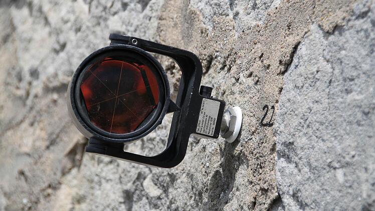 Kontroll-Prismen ermöglichen dabei, dass die Messung wirklich exakt ist. Sie werden in die Messpunkte in der Wand aufgesteckt.