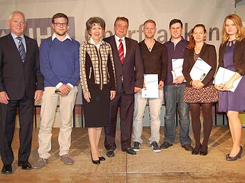 Die erfolgreichen Absolventen der Weiterbildung mit Gratulanten (von links): Stellvertretender Landrat Helmut Fischer, Ulli Kotschenreuther, Bürgermeisterin Bianca Fischer, Vorsitzender des IHK-Gremiums Lichtenfels Wilhelm Wasikowski, Heiko Schweigert , Alexander Sünkel, Nadine Geldner, Bianca Clemens.Fotos: Andreas Welz