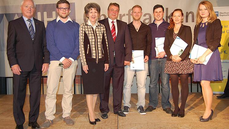 Die erfolgreichen Absolventen der Weiterbildung mit Gratulanten (von links): Stellvertretender Landrat Helmut Fischer, Ulli Kotschenreuther, Bürgermeisterin Bianca Fischer, Vorsitzender des IHK-Gremiums Lichtenfels Wilhelm Wasikowski, Heiko Schweigert , Alexander Sünkel, Nadine Geldner, Bianca Clemens.Fotos: Andreas Welz