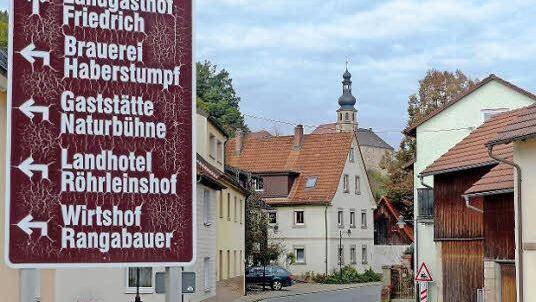 Die Hinweisschilder in Trebgast sind optisch veraltet und stimmen inhaltlich nicht mehr. Der Fremdenverkehrsverein will das ändern.