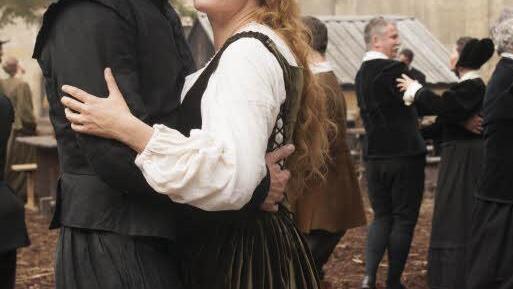 Der Tanz zwischen Johanna Wolff (Silke Bodenbender) und ihrem Jugendfreund Cornelius Weinmann (Mark Waschke) fällt inniger aus, als es sich für eine verlobte Frau gebührt. Foto: ZDF/ Erika Hauri