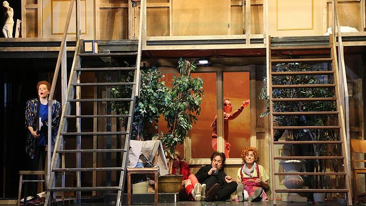 Turbulenter Bühnenspaß: Szene aus "Der nackte Wahnsinn" am Landestheater Coburg.Foto: Henning Rosenbusch