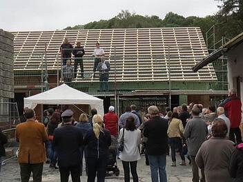 Richtfest für das Feuerwehr- und Gemeinschaftshaus in Friedersdorf: Kinder wie Erwachsene und Ehrengäste freuten sich über den Baufortschritt. Foto: Karl-Heinz Hofmann