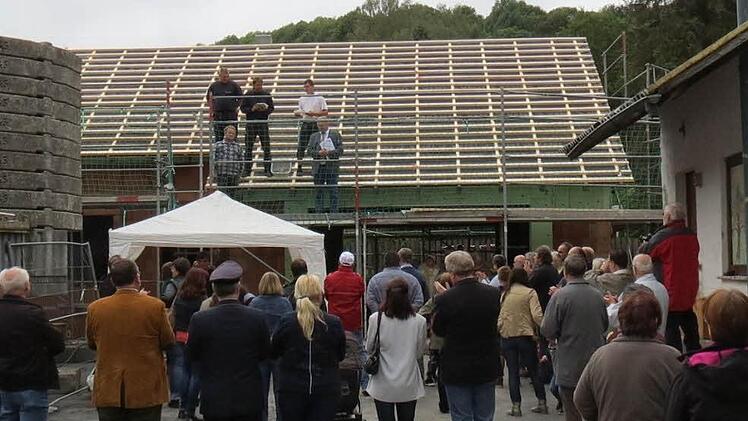 Richtfest für das Feuerwehr- und Gemeinschaftshaus in Friedersdorf: Kinder wie Erwachsene und Ehrengäste freuten sich über den Baufortschritt. Foto: Karl-Heinz Hofmann