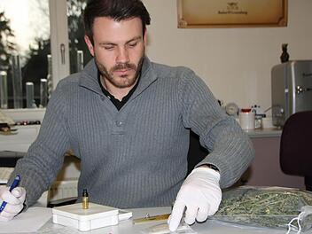 Detailarbeit in der Polizeiinspektion Bad Brückenau: Bernd Schuhmann wiegt ab, wie viel Gramm dubiose Stoffe die Streife bei einem Passanten gefunden hat. Wie gefährlich deren Inhalt - zum Beispiel in der Tüte mit getrockneten Pflanzen - tatsächlich ist, klärt oft erst die Kriminalpolizei Schweinfurt. Foto: Ulrike Müller