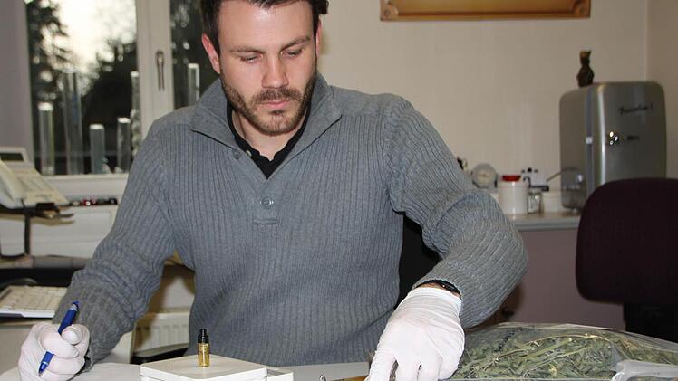 Detailarbeit in der Polizeiinspektion Bad Brückenau: Bernd Schuhmann wiegt ab, wie viel Gramm dubiose Stoffe die Streife bei einem Passanten gefunden hat. Wie gefährlich deren Inhalt - zum Beispiel in der Tüte mit getrockneten Pflanzen - tatsächlich ist, klärt oft erst die Kriminalpolizei Schweinfurt. Foto: Ulrike Müller