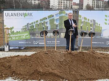 Vor dem Spatenstich hielt Oberbürgermeister Andreas Starke eine Ansprache. Foto: Ronald Rinklef