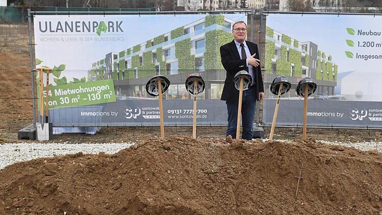 Vor dem Spatenstich hielt Oberbürgermeister Andreas Starke eine Ansprache. Foto: Ronald Rinklef