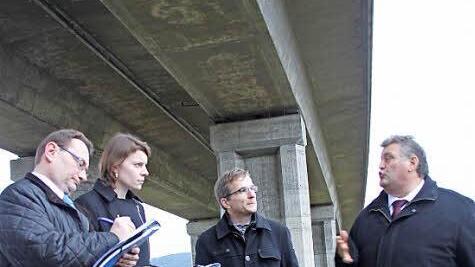 Die Sanierung der Talbrücke über die A 9 bei Lanzendorf ist beschlossene Sache - aber es gibt noch mehr Bedarf für einen Lärmschutz, wurde im Gemeinderat Himmelkron diskutiert.  Foto: Archiv/Alexander Hartmann