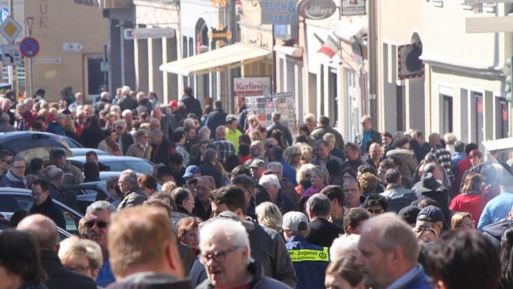 Besonders am Nachmittag strömten die Menschen in die Stadt. Foto: Matthias Einwag