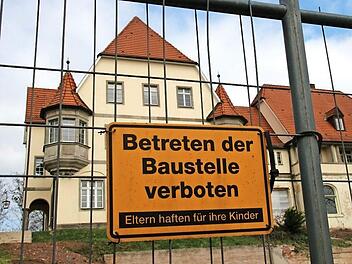 Der Bauzaun kommt weg. Während der Landesausstellung soll ein dezenterer Zaun den in Privatbesitz befindlichen Festungshof abriegeln. Foto: Simone Bastian