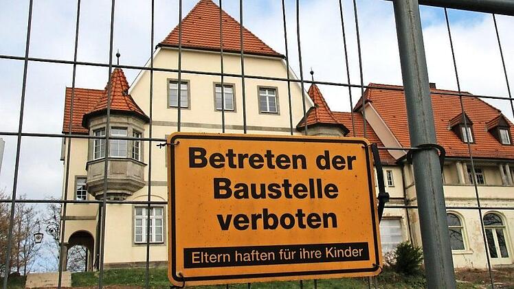 Der Bauzaun kommt weg. Während der Landesausstellung soll ein dezenterer Zaun den in Privatbesitz befindlichen Festungshof abriegeln. Foto: Simone Bastian