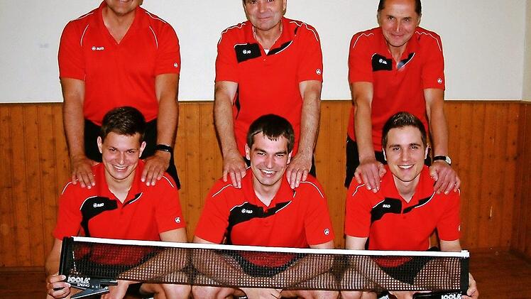 Als Vizemeister der 4. Kreisliga steigt der TV Marienroth II in die 3. Kreisliga auf. Unser Bild zeigt das Team mit (stehend von links) Peter Sacher, Gerhard Fiedler und Helmut Stadelmann; (vorne von links) Johannes Fiedler, Tobias Fiedler und Sebastian Scholz. Foto: Hans Franz