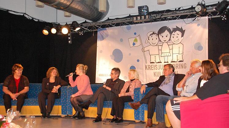 Sie erinnerten sich an vergangene Zeiten mit dem KJR:v.l. Brigitte Soziaghi, Sabine Knobloch, Moderatorin Hella Vogel, J&uuml;rgenZiegler, Elfie Wolfrum, Dieter Feldbaum, Dieter Witterauf, Melanie Dippold undStefan Lehner.Uschi Prawitz