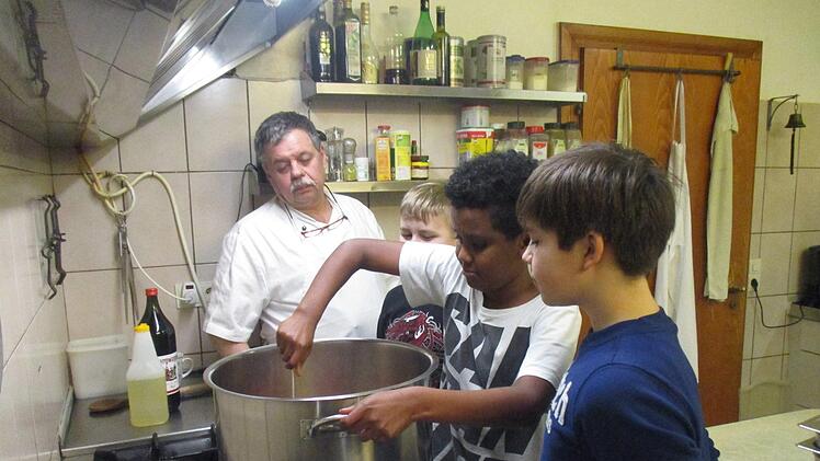 Die Schüler durften mit Alfons Kraus von der Gastwirtschaft "Zum Paul" Wildschweingulasch kochen. Foto: Schule Mainleus