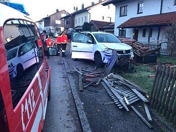 Der Vorgarten glich nach dem Unfall einem Schlachtfeld. Foto: Feuerwehr Helfendorf