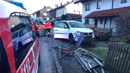 Der Vorgarten glich nach dem Unfall einem Schlachtfeld. Foto: Feuerwehr Helfendorf