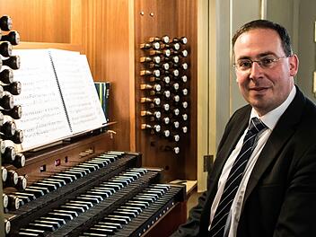 Dekanatskantor Oliver Scheffels aus Neu-Ulm gestaltete ein Konzert mit Werken französischer Komponisten in der Coburger Morizkirche, dessen Erlös der geplanten Erweiterung der Schuke-Orgel zugute kommt.Foto: Jochen Berger