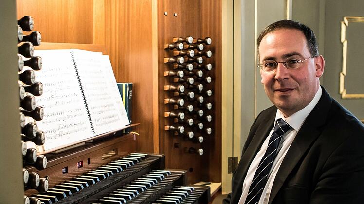 Dekanatskantor Oliver Scheffels aus Neu-Ulm gestaltete ein Konzert mit Werken französischer Komponisten in der Coburger Morizkirche, dessen Erlös der geplanten Erweiterung der Schuke-Orgel zugute kommt.Foto: Jochen Berger