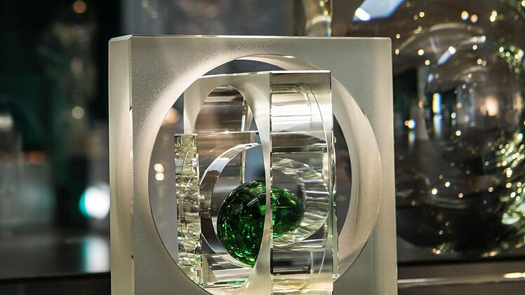 Sonderausstellung "Depot" im Europäischen Museum für Modernes Glas im Park Rosenau: Willi Pistor "Objekt" (1976, Glasteile aus massiv gegossenem Glas, gesägt, gebohrt und geschliffen).Foto: Jochen Berger