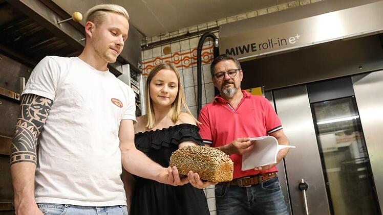 Ein Brot, viel Ärger: Jan, Saskia und Sebastian Schmidt (von links) aus Wachenroth verstehen die Welt nicht mehr. Foto: Barbara Herbst