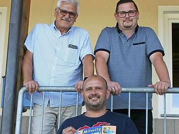 Ehrenvorsitzender Robert Martin, Jürgen Heidenbluth und Boris Prediger haben für das Schlossparkfest alles Nötige vorbereitet. Foto: M. Löffler